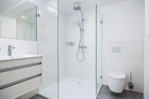 ビンツにあるStrandresidenzen Binz-Prora Strandresidenzen Binz-Prora D1 3のシャワーとトイレ付きの白いバスルーム +8枚の写真