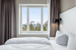 1 dormitorio con cama blanca y ventana en Strandresidenzen Binz-Prora Strandresidenzen Binz-Prora D5 5, en Binz