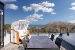a patio with a table and chairs on a balcony at Strandresidenzen Binz-Prora Strandresidenzen Binz-Prora D5 5 in Binz