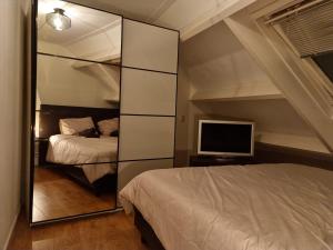 Säng eller sängar i ett rum på Cosy & modern 3 bedroom house close to the beach
