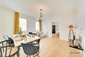 a dining room and living room with a table and chairs at Stuttgart am Wasen Toplage 4Zi 80qm in Stuttgart