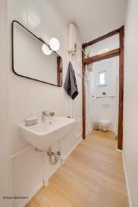 a bathroom with a sink and a mirror on the wall at Stuttgart am Wasen Toplage 4Zi 80qm in Stuttgart