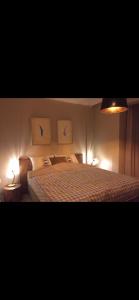 sypialnia z łóżkiem z oświetleniem w obiekcie Ardor’s apartment w mieście Antalya