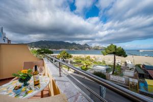 uma varanda com uma mesa e vista para o oceano em Hotel Sabbie d'Oro em Giardini Naxos