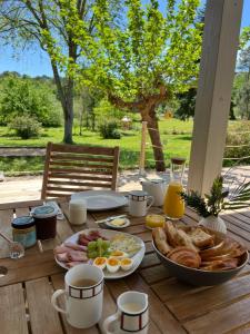 Jedlo v ubytovaní bed & breakfast alebo blízkom okolí