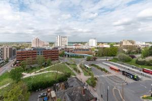 eine Luftansicht einer Stadt mit Bussen und einer Straße in der Unterkunft Saffira - 2 bedroom Flat in Bracknell