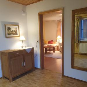 Zimmer mit einem Spiegel und einem Wohnzimmer in der Unterkunft radlerunterkunft Grabau Nr.1 