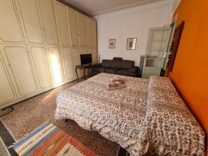 um quarto com uma cama e um sofá em Verde Monte Di Portofino by PortofinoVacanze em Rapallo