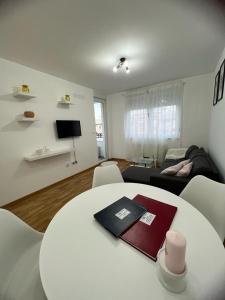 a white table and chairs in a living room at Natalija Stan na dan in Banja Luka
