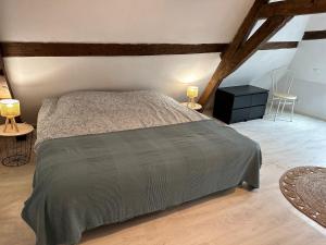 um quarto com uma cama grande e 2 candeeiros em appartement duplex proche de la gare et du centre ville em Saint-Omer