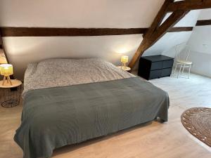 una camera da letto con un letto grande e due lampade di appartement duplex proche de la gare et du centre ville a Saint-Omer