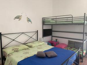 サン・フェリーチェ・チルチェーオにあるCasa Mare al Circeoのベッドルーム1室(ベッド1台、二段ベッド1組付)