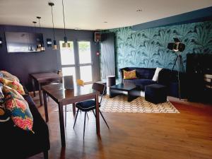 - un salon avec un canapé et une table dans l'établissement Brit Hotel Le Kerotel, à Lorient