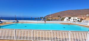 duży błękitny basen nad oceanem w obiekcie Vista Mar, Gran Tarajal w mieście Gran Tarajal