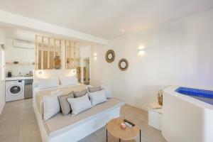 Utopia luxury apartments في ناوسا: غرفة معيشة مع أريكة وطاولة