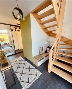 une chambre avec un escalier et un tapis dans l'établissement Maison familiale à Dinant, à Dinant
