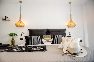 A & B Minimal Suite ΙΙ with Sea View in Argostoli客房内的一张或多张床位
