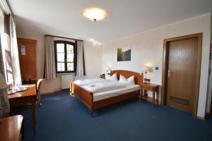 Postel nebo postele na pokoji v ubytování AKZENT Hotel Franziskaner
