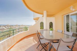 comedor con mesa y sillas en el balcón en Modern apartment with terrace, en Marbella