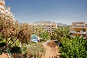- Vistas a un complejo con árboles y a un edificio en Modern apartment with terrace, en Marbella