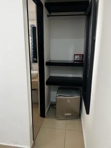 Habitación con armario y caja en el suelo en Apartahotel y Hotel Sofichic Boutique en Barranquilla
