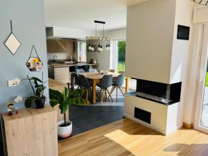 uma cozinha e sala de jantar com lareira na sala de estar em Maison familiale à Dinant em Dinant