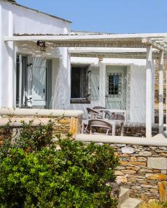 a white house with a stone patio at Guardiero in Kithnos