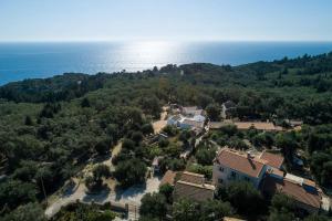 an aerial view of a house and the ocean at La Maison in Velianitátika