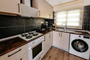 Кухня или мини-кухня в Luxuriant Houses Kyrenia
