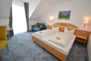 Postel nebo postele na pokoji v ubytování AKZENT Hotel Franziskaner