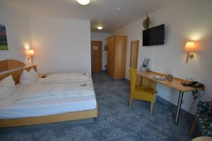 Postel nebo postele na pokoji v ubytování AKZENT Hotel Franziskaner