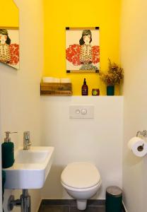 Łazienka z białą toaletą i umywalką w obiekcie Cozy two bedroom Apartment near city centre Gent w Gandawie