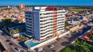 eine Aussicht auf ein Gebäude in einer Stadt in der Unterkunft Maria Leuça Teixeira Duarte in Natal