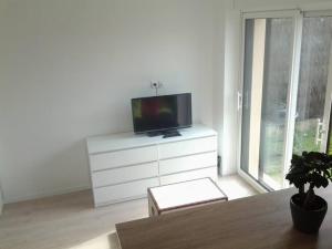 Televízia a/alebo spoločenská miestnosť v ubytovaní Appartement avec Jardin