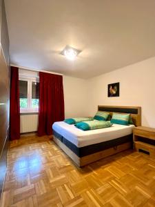 sypialnia z łóżkiem i czerwoną zasłoną w obiekcie Apartment Mia w mieście Neusiedl am See