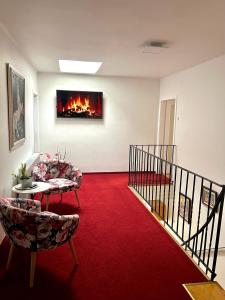 een woonkamer met een vuurschilderij aan de muur bij Apartment Mia in Neusiedl am See