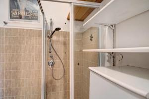 um chuveiro com uma porta de vidro na casa de banho em Alloggio di Charme em Bonassola