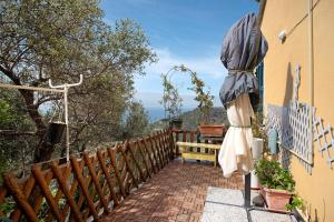 博納索拉的住宿－Alloggio di Charme，一个带遮阳伞和围栏长凳的庭院