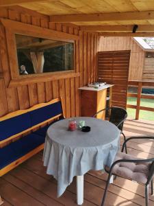 un patio con mesa y sillas en una cabaña en Drewniane domki w Wilkasach en Wilkasy