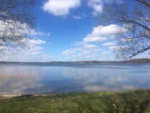 een uitzicht op een grote hoeveelheid water bij Apartament Pod Kasztanami - BIAŁY in Ińsko