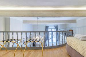 een woonkamer met een bed en een balkon bij Casa Andromeda in Canton de' Fiori in Bologna
