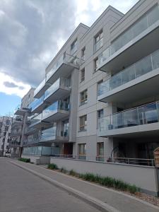 an apartment building on the side of a street at Apartament mieszkanie dostęp zdalny bez potrzeby odbioru kluczy in Giżycko