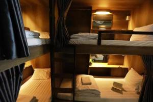 Krevet ili kreveti na kat u jedinici u objektu Saigon Chill Hostel