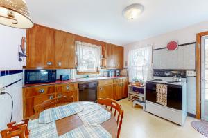 een keuken met een tafel en een eetkamer bij Irish Ayes Beach House in Wareham