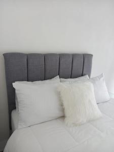 einen Haufen weißer Kissen auf einem Bett in der Unterkunft Deluxe boutique lodge in Vara Blanca