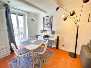 salon ze stołem, krzesłami i lampką w obiekcie La Castre By SCLS Locations w Cannes