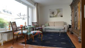 a living room with a couch and a table and chairs at Ferienwohnung Meine Tante in Trittenheim