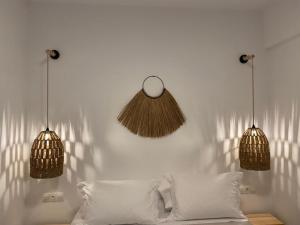 Postel nebo postele na pokoji v ubytování Eolia luxury suites Andros
