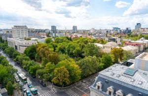 z góry widok na miasto z drzewami i budynkami w obiekcie Leonardo Hotel Bucharest City Center w Bukareszcie