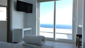 TV a/nebo společenská místnost v ubytování Eolia luxury suites Andros